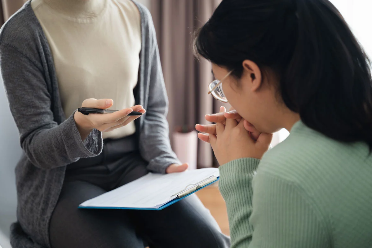 a woman talks to a therapist about Subutex treatment